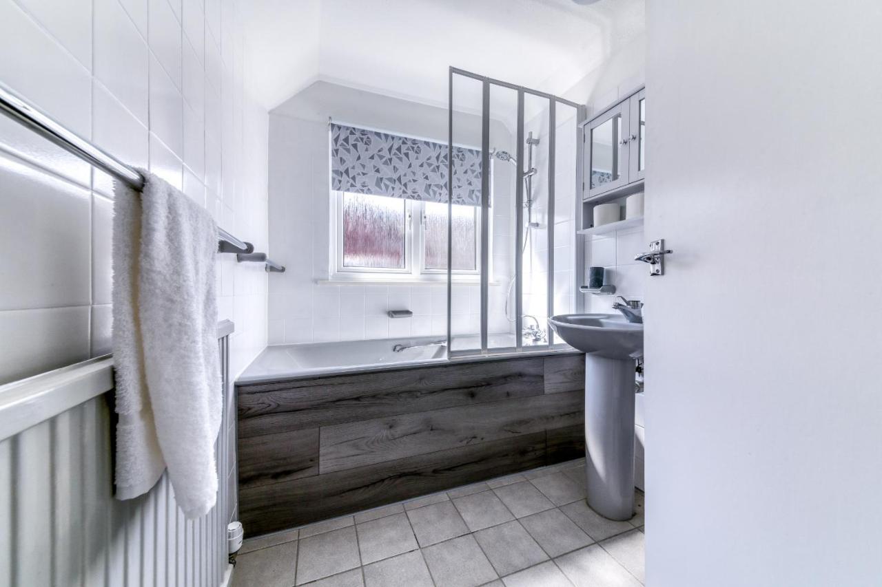 Contemporary 4 Bedroom Detached House With Parking And City Links Croydon Exterior photo