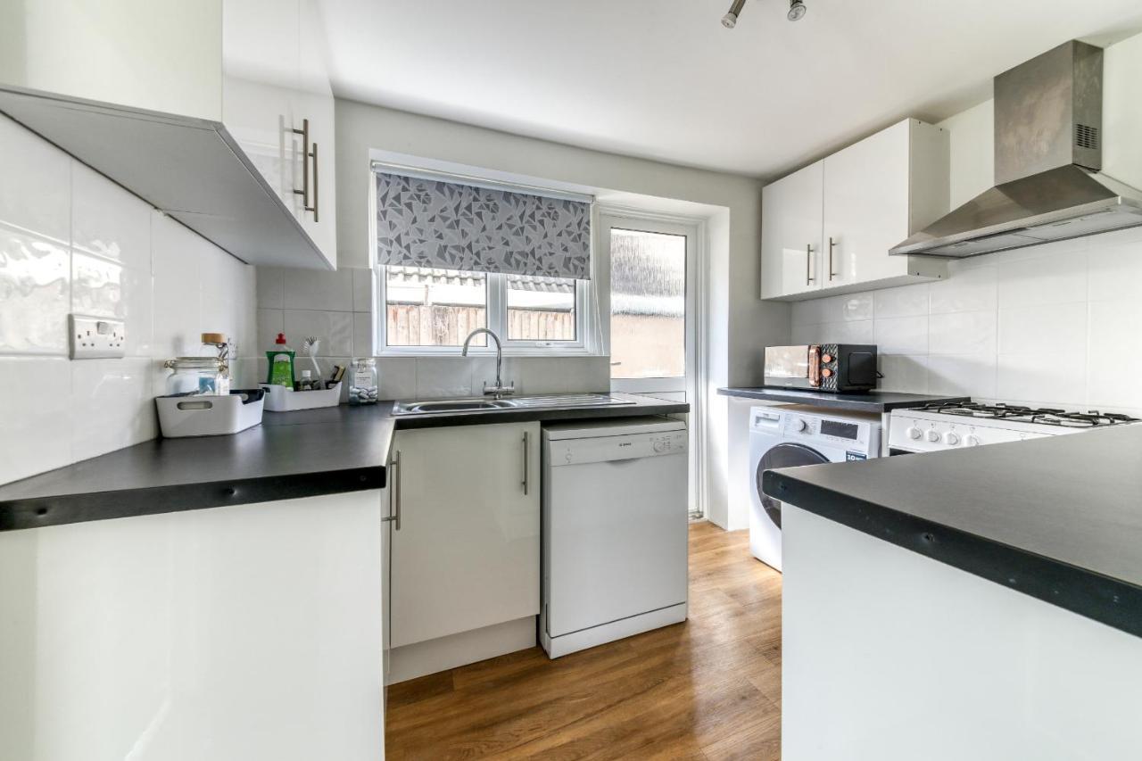 Contemporary 4 Bedroom Detached House With Parking And City Links Croydon Exterior photo