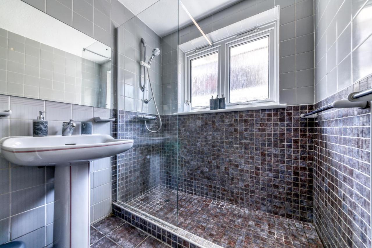 Contemporary 4 Bedroom Detached House With Parking And City Links Croydon Exterior photo